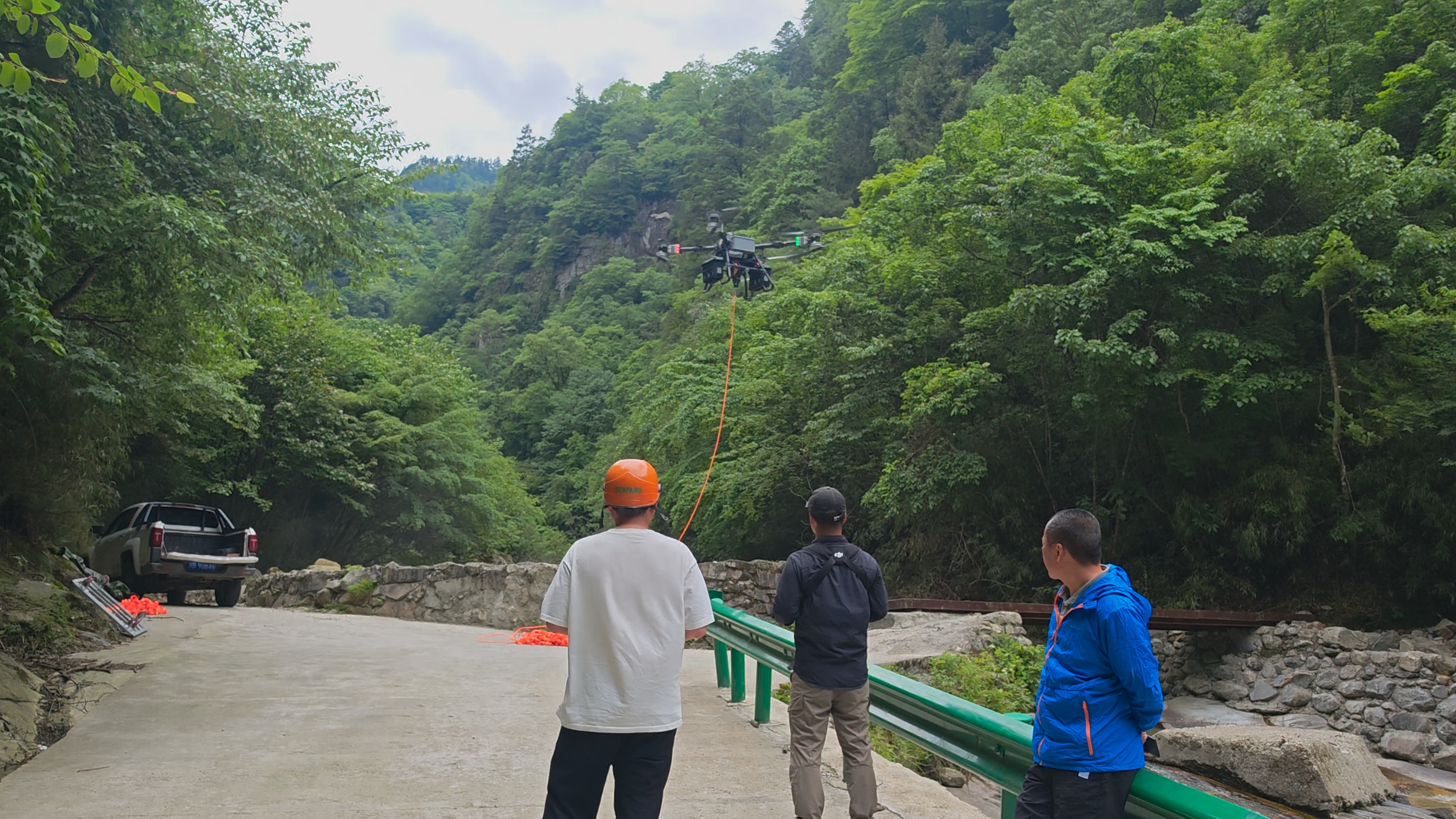 从“肩挑背扛”到“空天物流”:老河沟无人机吊运走向常态化