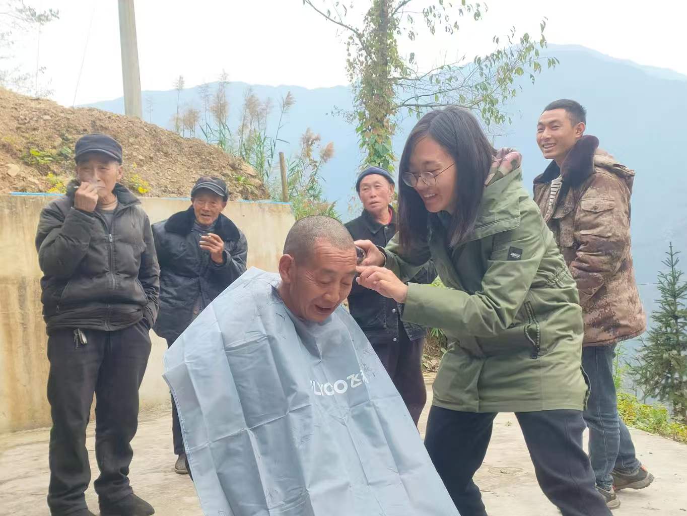 一把推子推出的信任