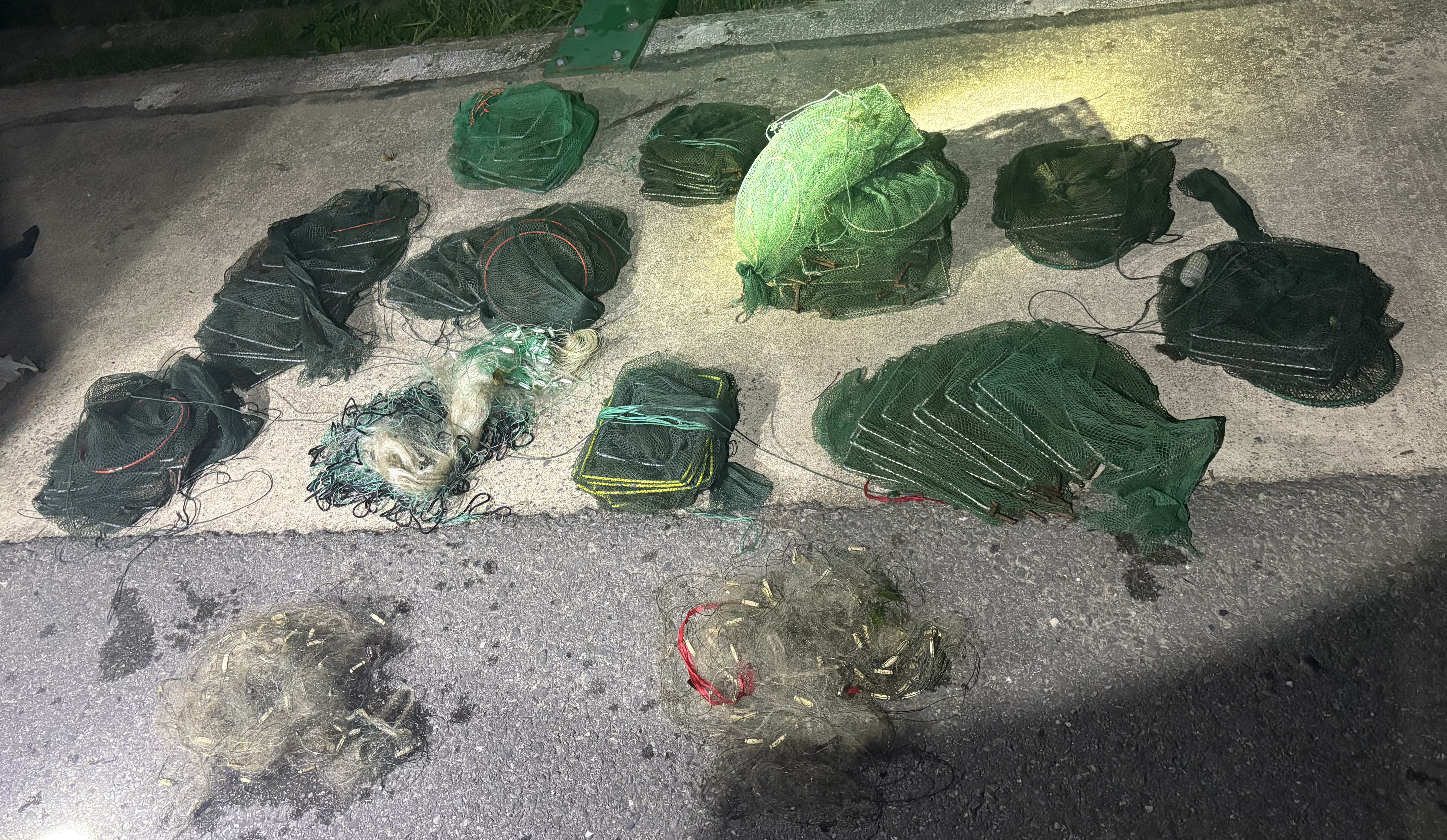 上岭村的社区巡护队开始自主进行夜间河道巡护啦！